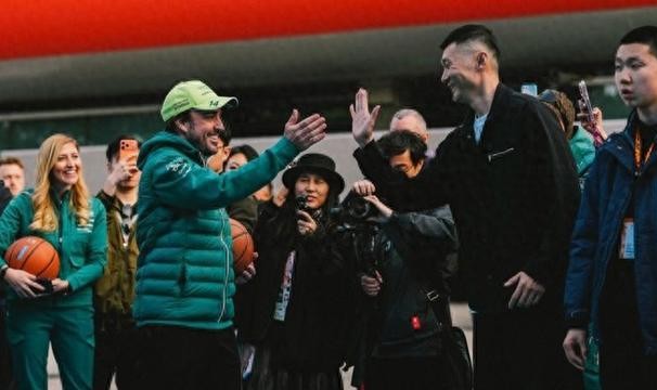 bob半岛体育官方入口-王牌对王牌！上海球迷挂念的刘炜和F1世界冠军阿隆索打篮球，谁会赢？